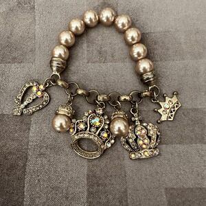 VTG Y2K Gold Tone Crown Charm Beaded Stretch Bracelet Womens Rhinestone Pearl